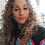 Me defino como un a mujer alegre, responsable, y con mucha experiencia con niños